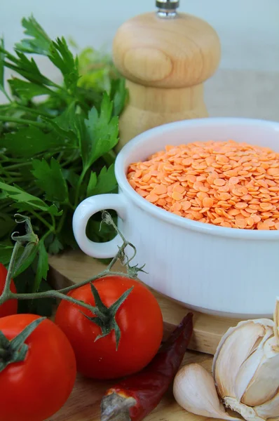 Ингредиенты для чечевичного супа, помидоров, красной чечевицы — стоковое фото