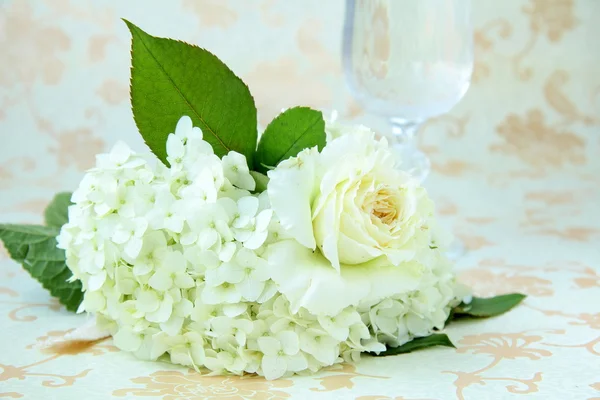 Belo buquê de noivas de rosas brancas em um fundo vintage — Fotografia de Stock