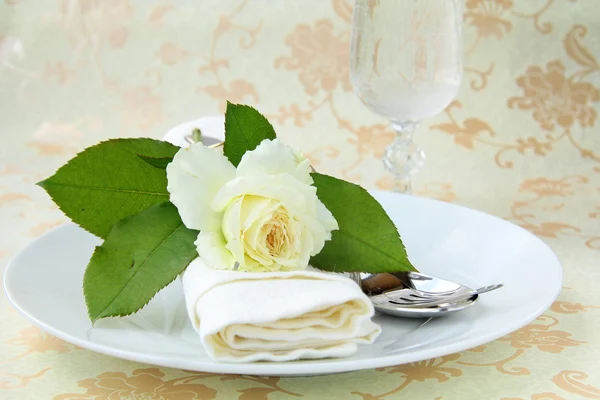 Wedding table setting with a white rose — Stock Photo, Image