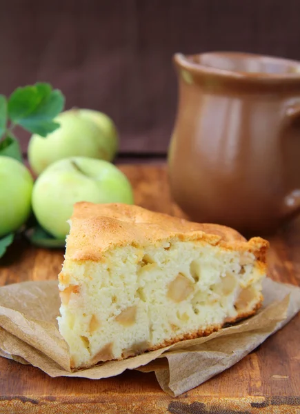 Pedazo de tarta de manzana en una mesa de madera — Foto de Stock