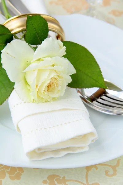 Hochzeitstisch mit weißer Rose — Stockfoto