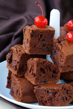 Çikolatalı Brownie kek kiraz kahverengi zemin ile