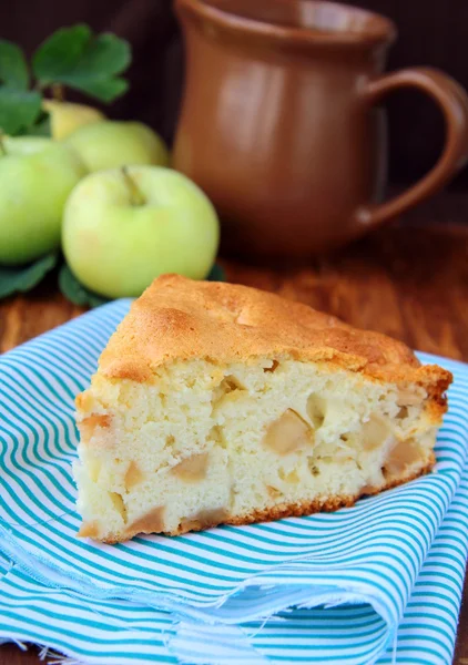 Peça de torta de maçã em uma mesa de madeira — Fotografia de Stock