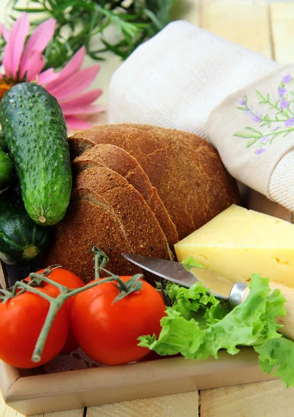 Picnic basket, bread, cheese and vegetables — Stock Photo, Image