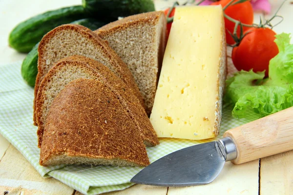 Натюрморт в деревенском стиле - сыр, помидоры, огурцы, ржаной хлеб на — стоковое фото