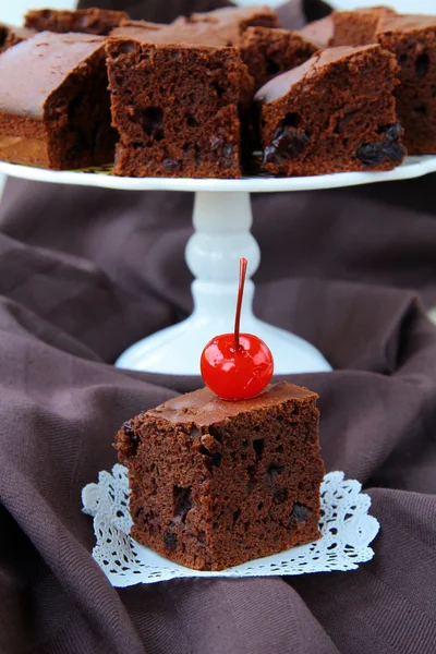 Pasteles de chocolate Brownie con cerezas sobre un fondo marrón — Foto de Stock