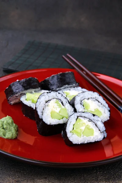 Rollos de sushi japonés con pepino con wasabi y palillos —  Fotos de Stock