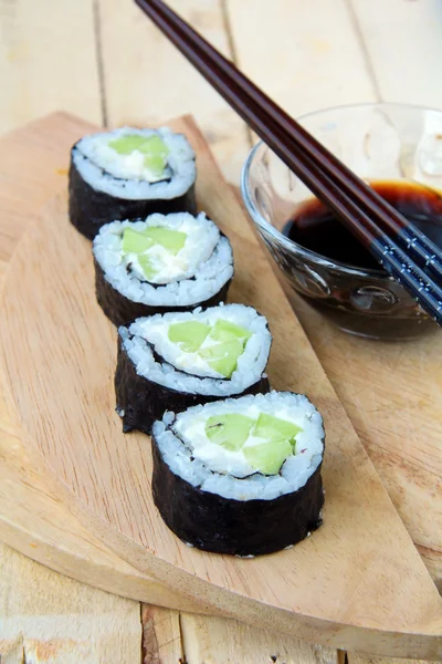 Rotoli di sushi giapponese con cetriolo con wasabi e bacchette — Foto Stock