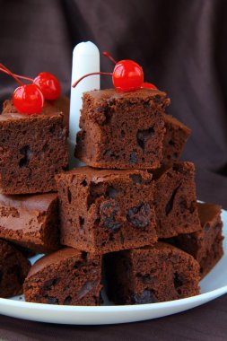 Çikolatalı Brownie kek kiraz kahverengi zemin ile