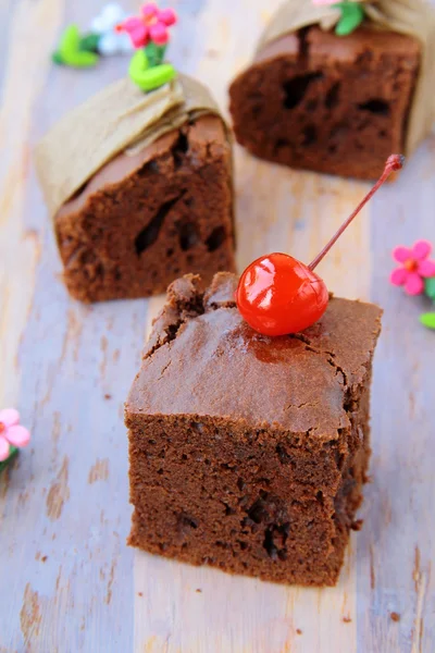 Brownie σοκολάτας κέικ με κεράσια σε καφέ φόντο — Φωτογραφία Αρχείου