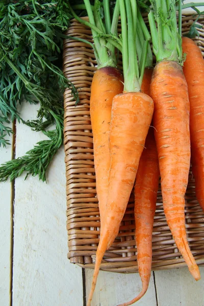 Zanahorias frescas en una canasta de mimbre — Foto de Stock