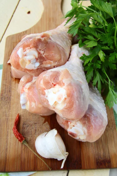 Gambe di pollo fresche e crude su un tavolo da cucina — Foto Stock