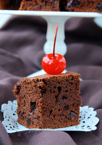 Brownie σοκολάτας κέικ με κεράσια σε καφέ φόντο — Φωτογραφία Αρχείου