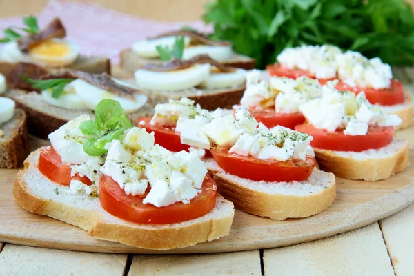 Bocadillos bocadillos con tomates y queso de cabra — Foto de Stock