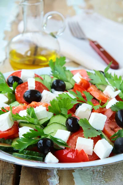 Salada grega com azeitonas, tomate e queijo feta — Fotografia de Stock