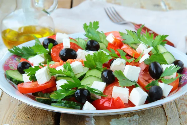 Ελληνική σαλάτα με ντομάτες, ελιές και τυρί φέτα — Φωτογραφία Αρχείου