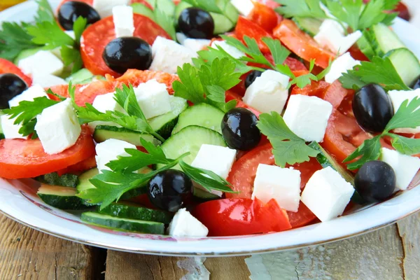 Sałatka grecka z oliwkami, pomidorami i serem feta — Zdjęcie stockowe