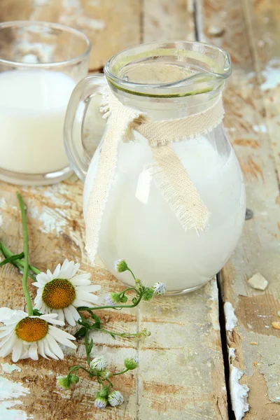 牛奶在木制桌仿古静物上的投手 — 图库照片