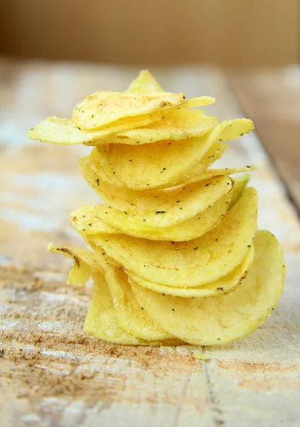 Куча взбитых картофельных чипсов — стоковое фото