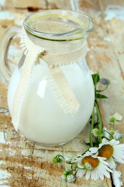 Ahşap masa rustik natürmort süt sürahi — Stok fotoğraf
