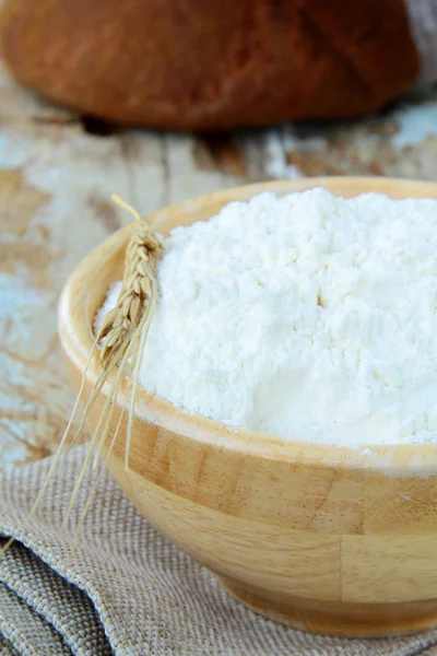 Białej mąki w misce drewniane z kłoska pszenicy — Zdjęcie stockowe