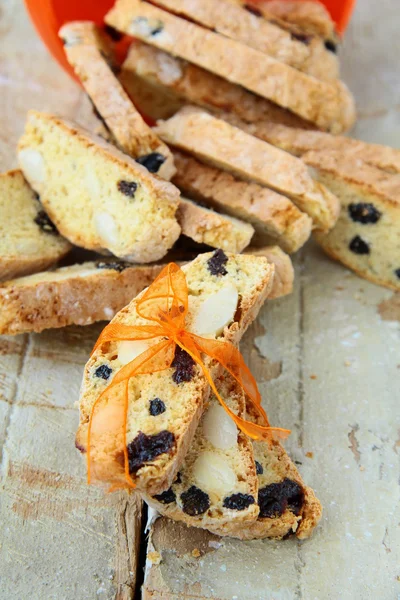 Italská biscotti sušenky s mašlí na dřevěný stůl — Stock fotografie