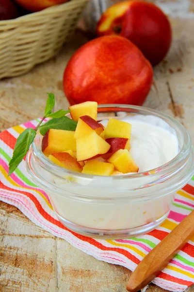 Verse natuurlijke yoghurt met bessen in een glazen pot — Stockfoto