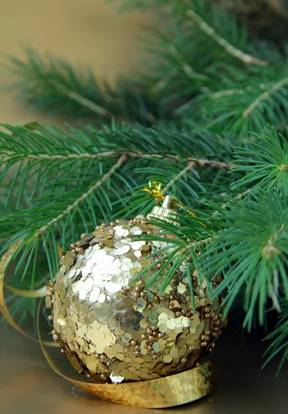 Abeto de árbol de Año Nuevo con decoraciones de Navidad —  Fotos de Stock
