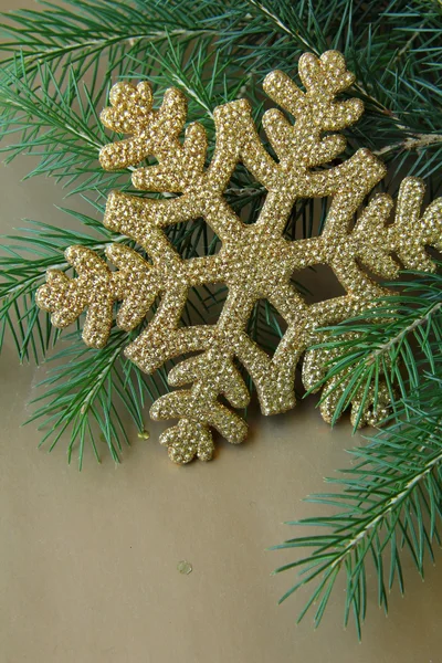 Новогодняя елка с рождественскими украшениями — стоковое фото