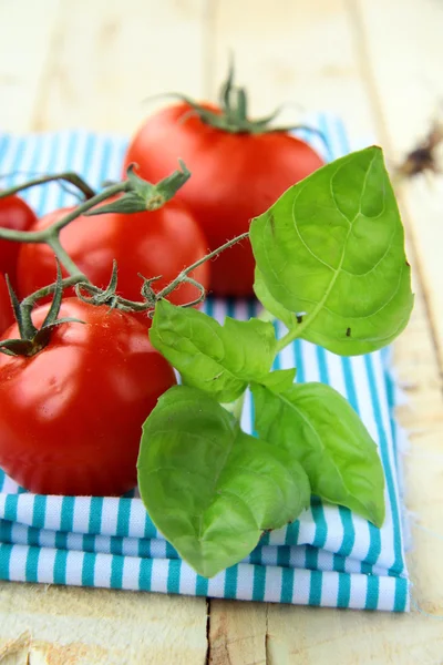 Wiśniowe pomidory świeże dojrzałe na ręcznik kuchenny — Zdjęcie stockowe