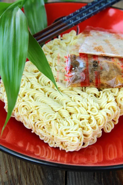 Nouilles asiatiques instantanées fast food avec baguettes dans une tasse rouge — Photo
