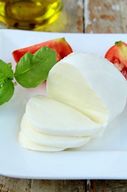 İtalyan mozzarella peynir domates ve fesleğen ile