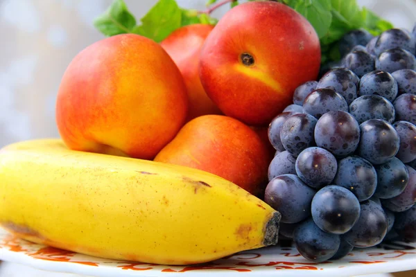 Sortiment an Sommerfrüchten - Pfirsiche, Äpfel, Trauben, Bananen — Stockfoto