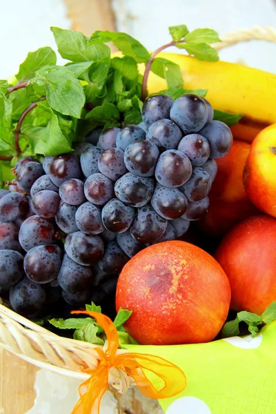 Yaz ürün yelpazesine meyve - şeftali, elma, üzüm, muz — Stok fotoğraf