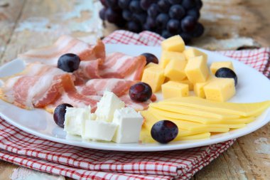 Peynir tabağı üzüm ile snack ve pastırma füme