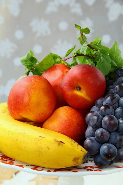 Választék a nyári gyümölcsök - őszibarack, alma, szőlő, banán — Stock Fotó