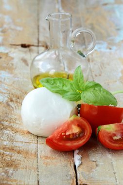 İtalyan mozzarella peynir domates ve fesleğen ile