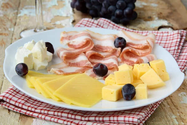 Snack prato de queijo com uvas e bacon defumado — Fotografia de Stock