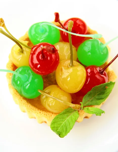 Tartaleta de postre con cerezas de cóctel de colores — Foto de Stock
