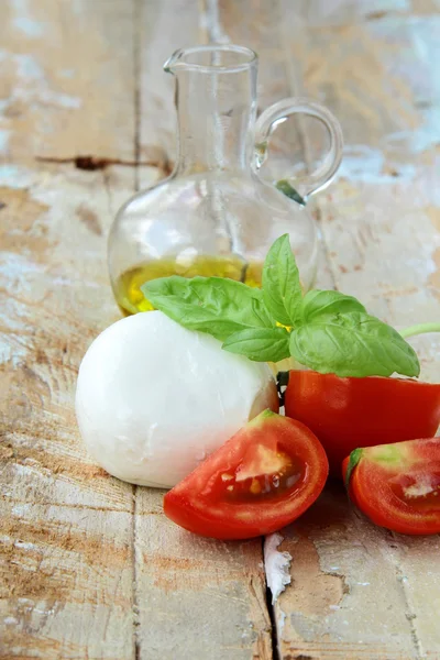 Italienischer Mozzarella mit Tomaten und Basilikum — Stockfoto