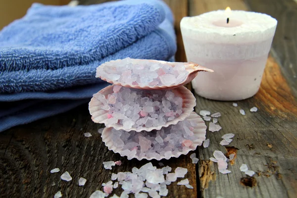 Spa naturaleza muerta .Bath lila sal, toalla y vela — Foto de Stock