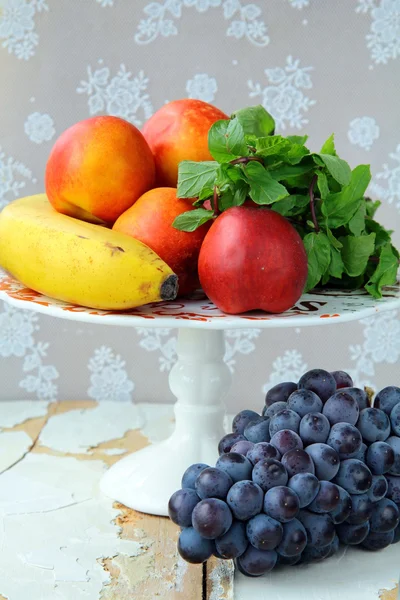 Assortiment van de zomer fruit - perziken, appels, druiven, bananen — Stockfoto