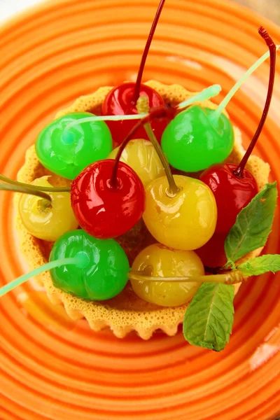 Десертный тартлет с цветными коктейльными вишнями — стоковое фото