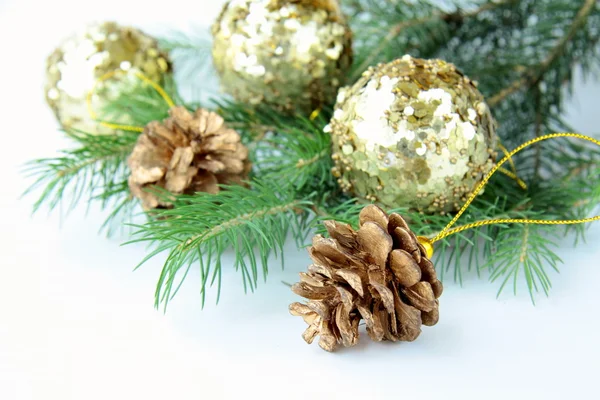 Yılbaşı ağacı fir Noel süslemeleri ile — Stok fotoğraf
