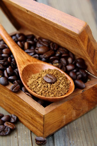 Ochucené kávové boby v dřevěné krabici hnědá — Stock fotografie