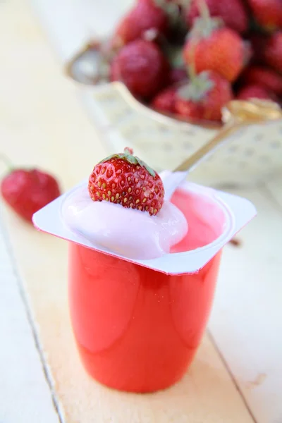 Fresh milk yogurt with strawberries - a healthy breakfast — Stock Photo, Image