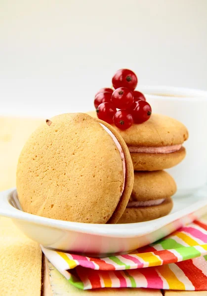 Biscoitos com creme e groselha vermelha — Fotografia de Stock