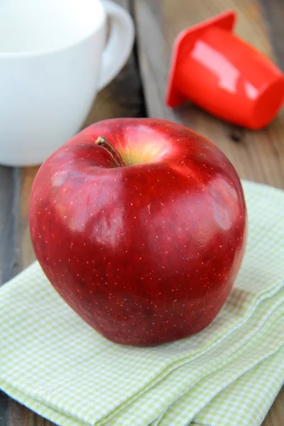 Duże czerwone jabłko na serwetce - zdrowe śniadanie — Zdjęcie stockowe