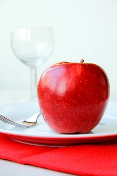 Louça de mesa elegante, maçã fresca — Fotografia de Stock