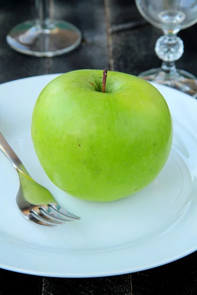 Stilvolles Geschirr, frischer Apfel — Stockfoto